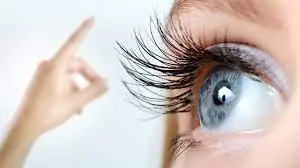 Gros plan sur un œil suivant un mouvement bilatéral en thérapie DSA